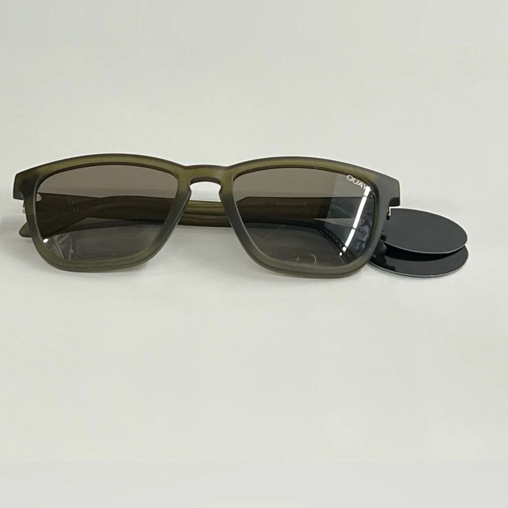 - - Quay Australia HARDWIRE Olive/Silver